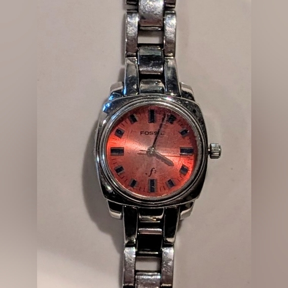 WORKING Fossil F2 Watch Women 20mm Silver Tone Round Red Dial - Picture 1 of 4